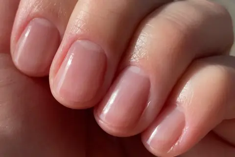 Delikatne, naturalne paznokcie po zabiegu pedicure japoński. Skórki zadbane, płytka lśniąca.