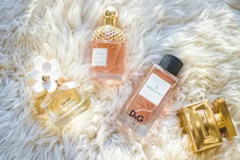 Perfumy damskie ranking: Daisy, L'Impératrice, Aqua Allegoria i The One na puszystym tle.