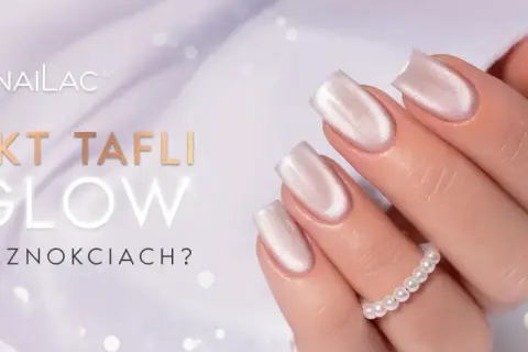 Dłonie z paznokciami w perłowym odcieniu, prezentujące efekt szklanych paznokci. Napis "Efekt Tafli i Glow na paznokciach?".