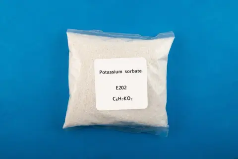 Biały proszek w przezroczystej torebce, oznaczony jako sorbinian potasu (potassium sorbate), E202, C6H7KO2.