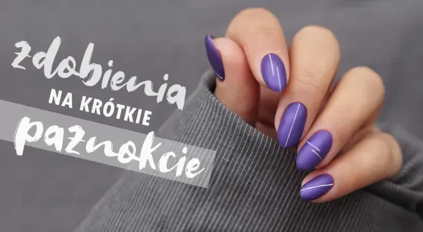 Eleganckie, bardzo krótkie paznokcie hybrydowe w kolorze fioletowym z białymi, geometrycznymi zdobieniami.