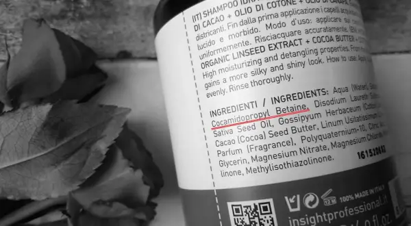 Składniki szamponu: Cocamidopropyl Betaine, olej z nasion konopi, masło kakaowe, linolenian metylu. Bez methylisothiazolinone.