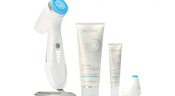 Zestaw do pielęgnacji Nu Skin: urządzenie do oczyszczania twarzy, krem pod oczy i cleanser. Dobre nu skin opinie potwierdzają jego skuteczność.