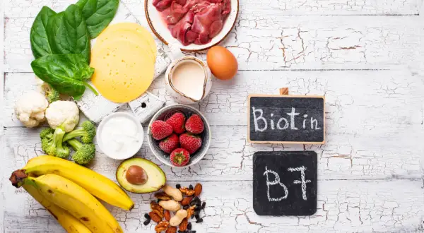 Biotyna (B7) i jej źródła: wątróbka, jajka, orzechy, owoce. Choć rzadko, mogą wystąpić biotyna skutki uboczne.