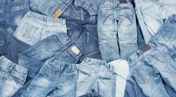 Stosy dżinsów, od jasnych po ciemne, przypominają o dziedzictwie Levi Strauss. Różne fasony i odcienie tworzą denimową mozaikę.