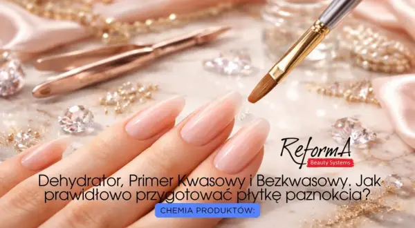 Dłonie z idealnym manicure, pędzelek z żelem. Czy wybrać primer kwasowy czy bezkwasowy do paznokci?