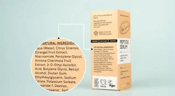 Skład serum z peptydami: propanediol, ekstrakty owocowe, niacynamid, witamina C. Produkt z upcyklingu.