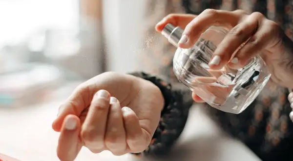 Dłoń rozpyla perfumy na nadgarstek. Szukasz najbardziej trwałych perfum damskich? Ten flakonik to początek Twojej zapachowej przygody.