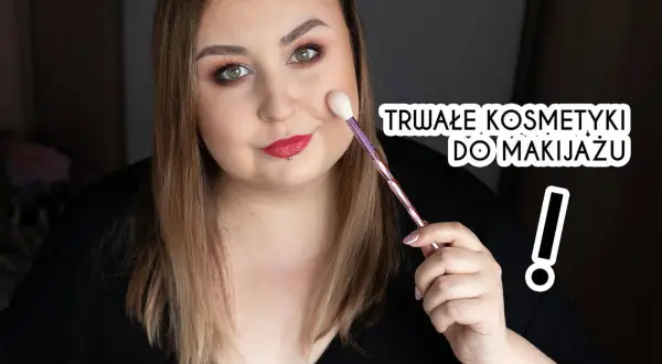 Kobieta z makijażem krok po kroku, trzymająca pędzel. Tekst: "Trwałe kosmetyki do makijażu".