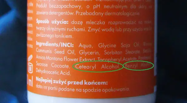 Składniki INCI: Aqua, Glycine Soja Oil, Ricinus Communis Seed Oil, Glycerin, Sorbitan Stearate, Arnica Montana Flower Extract, Tocopheryl Acetate, Panthenol, Sucrose Cocoate, **Cetearyl Alcohol**, Benzyl Alcohol, Dehydroacetic Acid.