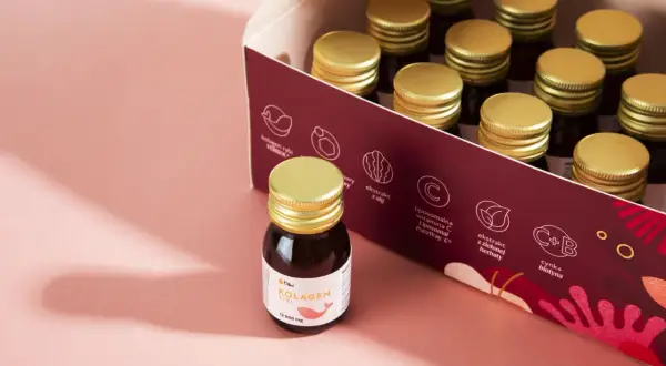 Pudełko z ampułkami kolagenu rybiego. Zastanawiasz się, jaki kolagen wybrać na zmarszczki? Ten produkt zawiera kolagen rybi VERISOL, witaminę C i ekstrakt z zielonej herbaty.