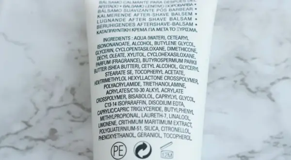 Skład balsamu po goleniu: woda, alkohol, gliceryna, masło shea, a także geraniol dla świeżego zapachu.