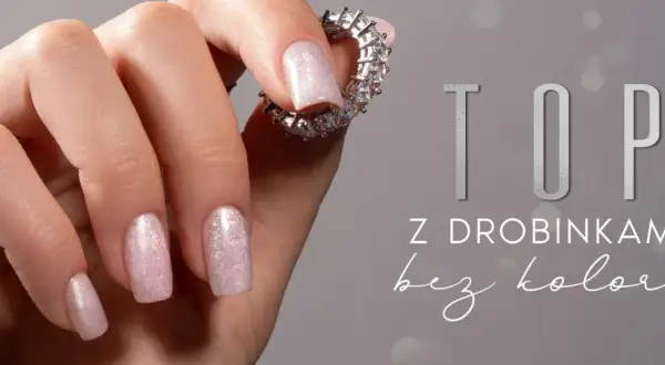 Eleganckie paznokcie z brokatem – idealny pomysł na subtelny manicure. Dłoń ozdobiona pierścionkami z cyrkoniami.