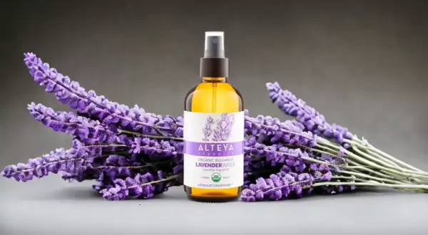 Woda lawendowa Alteya Organics, naturalne wsparcie w walce z trądzikiem, otoczona bukietami świeżej lawendy.
