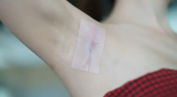 Plaster na bliznę pod pachą. Blizna po zabiegu staje się mniej widoczna dzięki specjalnej taśmie.