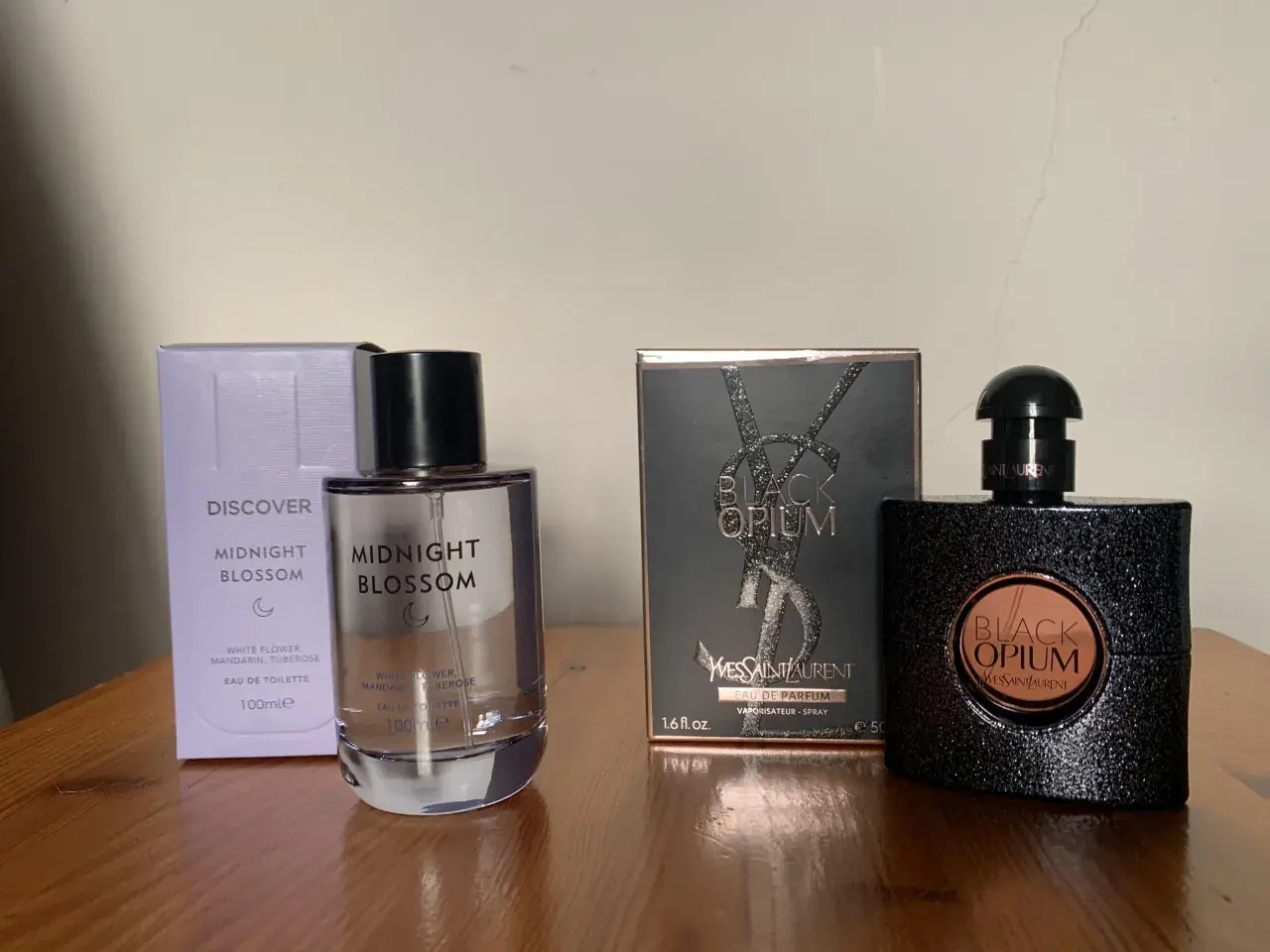 Perfumy Midnight Blossom i Black Opium. Midnight Blossom, choć made in lab 10 odpowiednik, ma nuty kwiatowe.