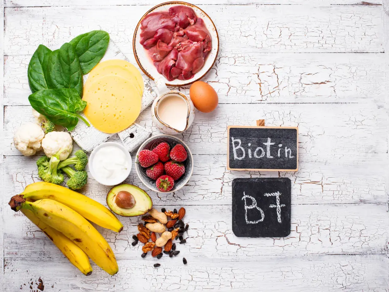 Biotyna (B7) i jej źródła: wątróbka, jajka, orzechy, owoce. Choć rzadko, mogą wystąpić biotyna skutki uboczne.
