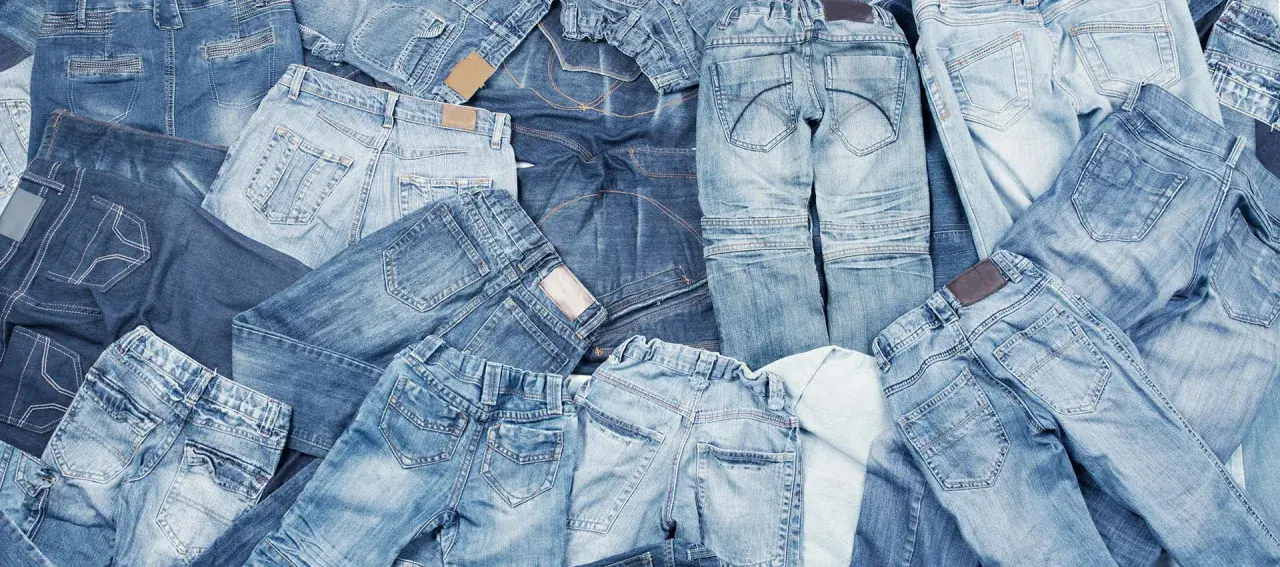 Stosy dżinsów, od jasnych po ciemne, przypominają o dziedzictwie Levi Strauss. Różne fasony i odcienie tworzą denimową mozaikę.
