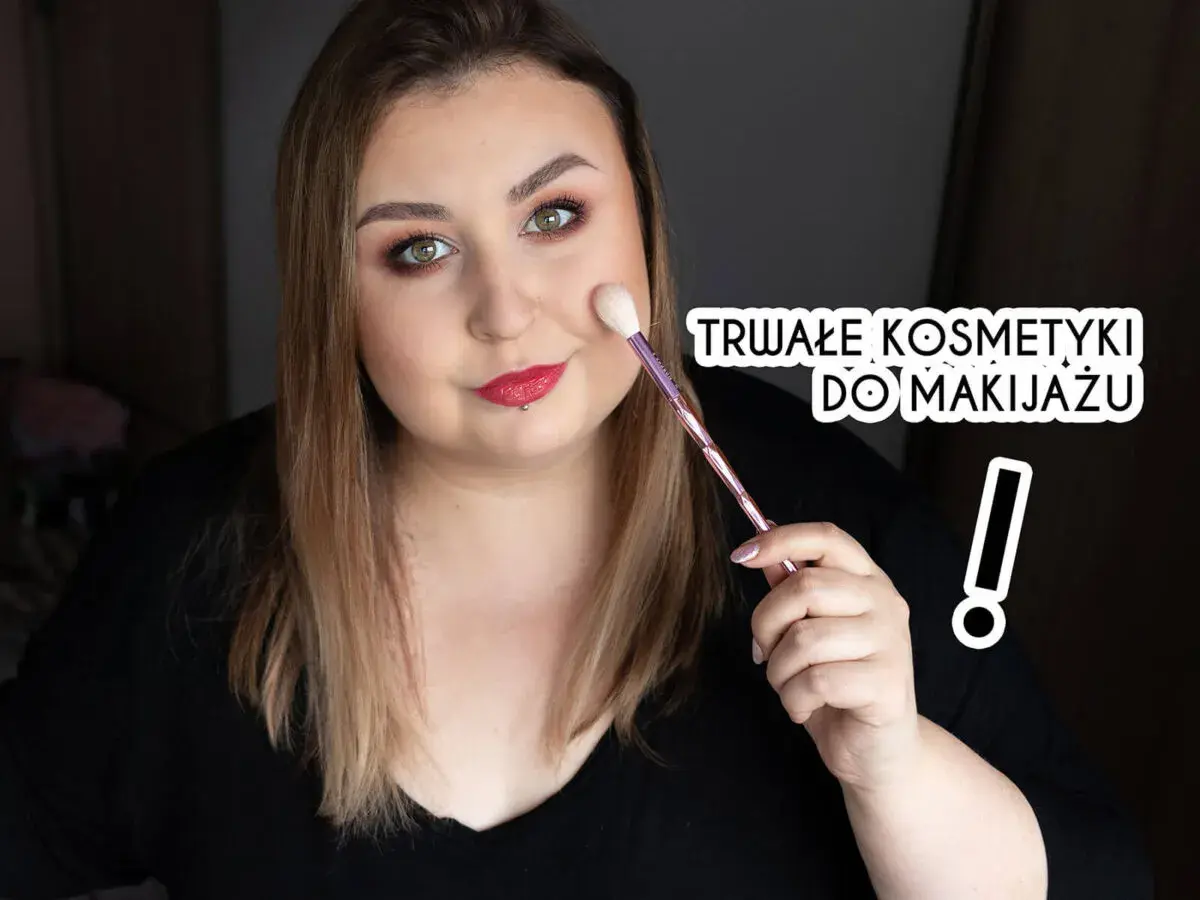 Kobieta z makijażem krok po kroku, trzymająca pędzel. Tekst: "Trwałe kosmetyki do makijażu".