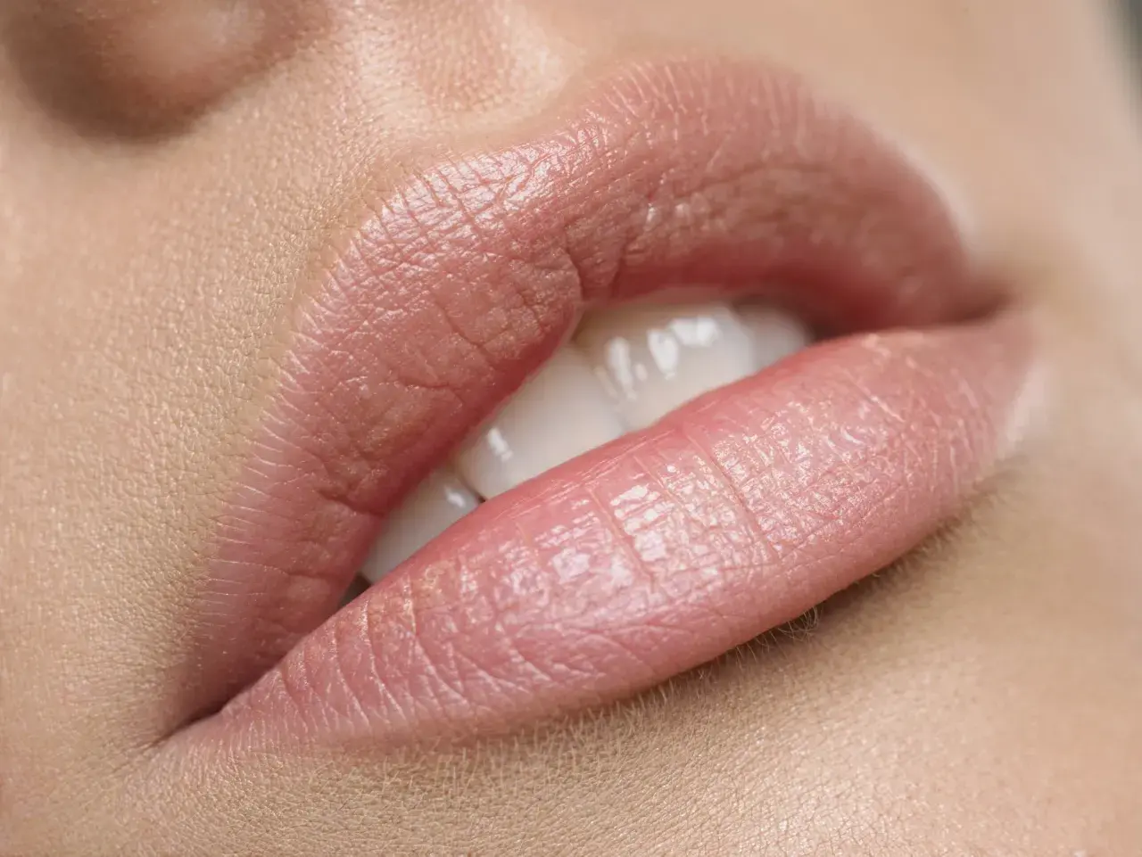 Zbliżenie na usta po makijażu permanentnym. Sprawdź, jaka jest makijaż permanentny ust cena i ciesz się idealnym kolorem.