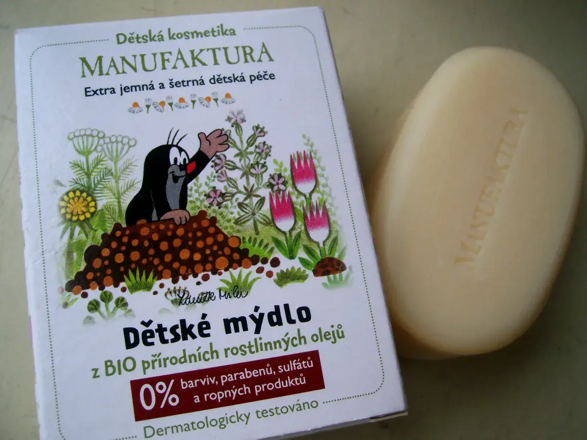 Co warto kupić w Czechach? Kosmetyki Manufaktura, np. delikatne mydło dla dzieci z naturalnych olejów, bez barwników i parabenów.
