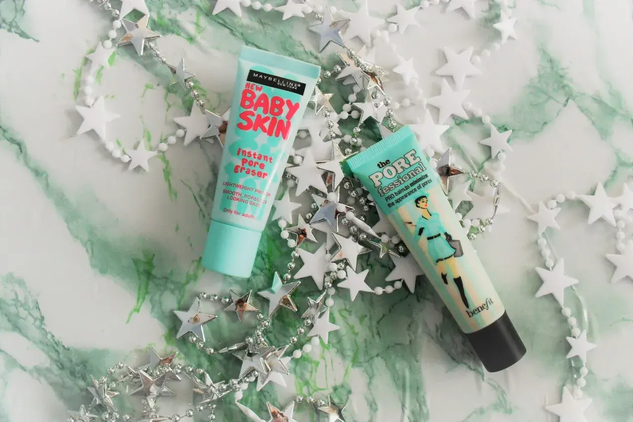 Baza pod makijaż Maybelline Baby Skin i Benefit The POREfessional. Szukasz opinii o tych produktach? Gwiazdkowa dekoracja dodaje uroku.
