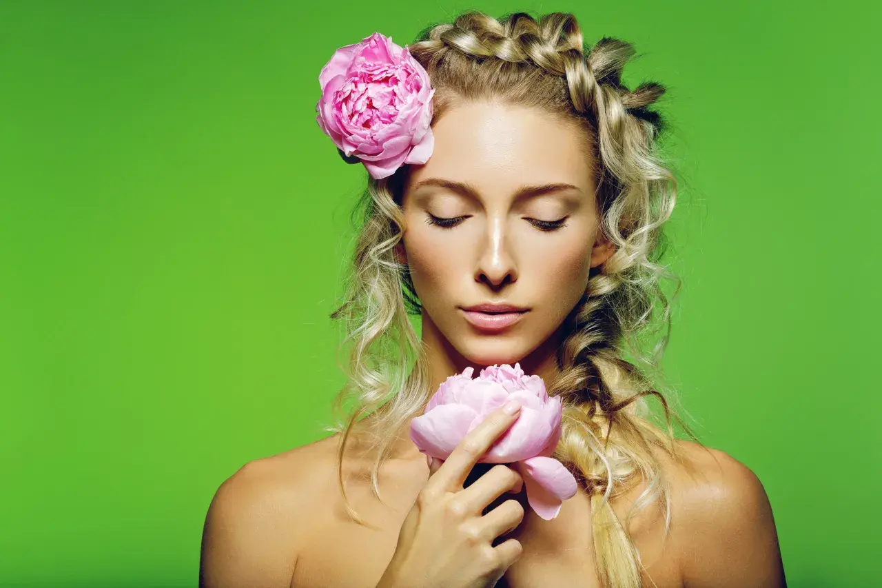 Blondynka z warkoczem i różowymi piwoniami, symbolizująca równowagę peh. Delikatność i piękno natury.