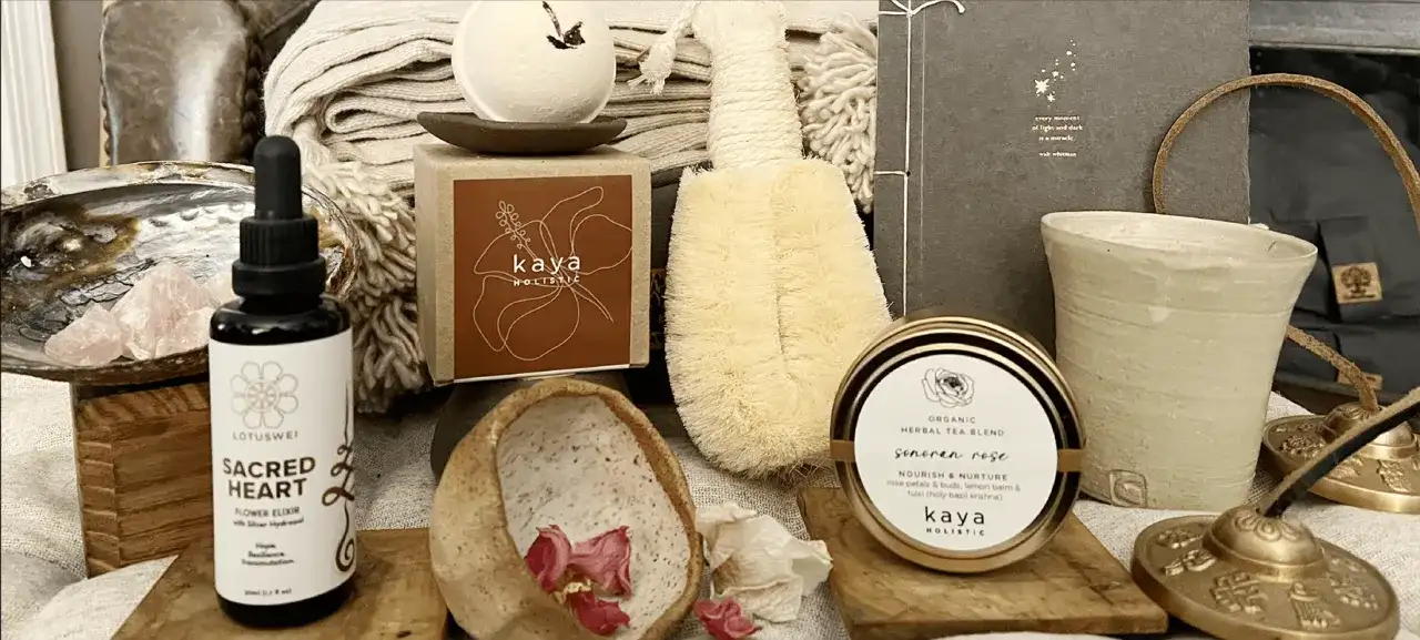 Kaya Holistic oferuje produkty do holistycznej pielęgnacji: eliksir Sacred Heart, herbatę Sonoran Rose, naturalne kosmetyki i akcesoria.
