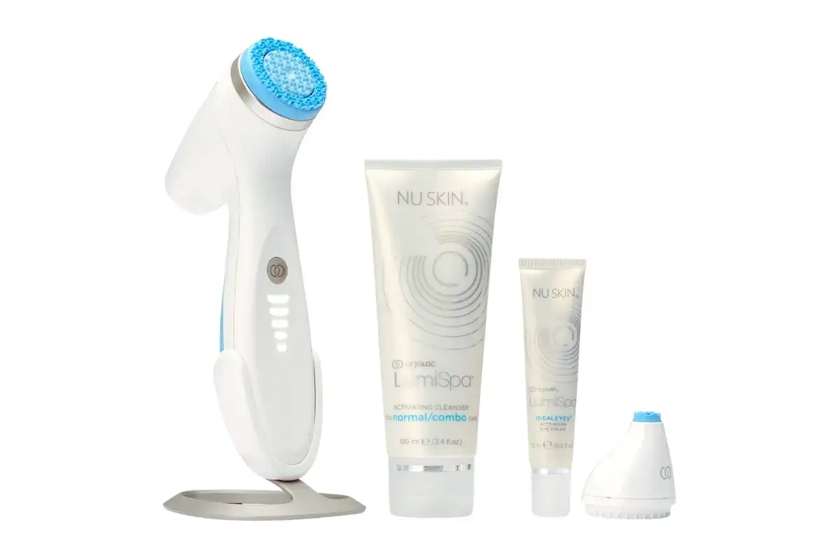 Zestaw do pielęgnacji Nu Skin: urządzenie do oczyszczania twarzy, krem pod oczy i cleanser. Dobre nu skin opinie potwierdzają jego skuteczność.