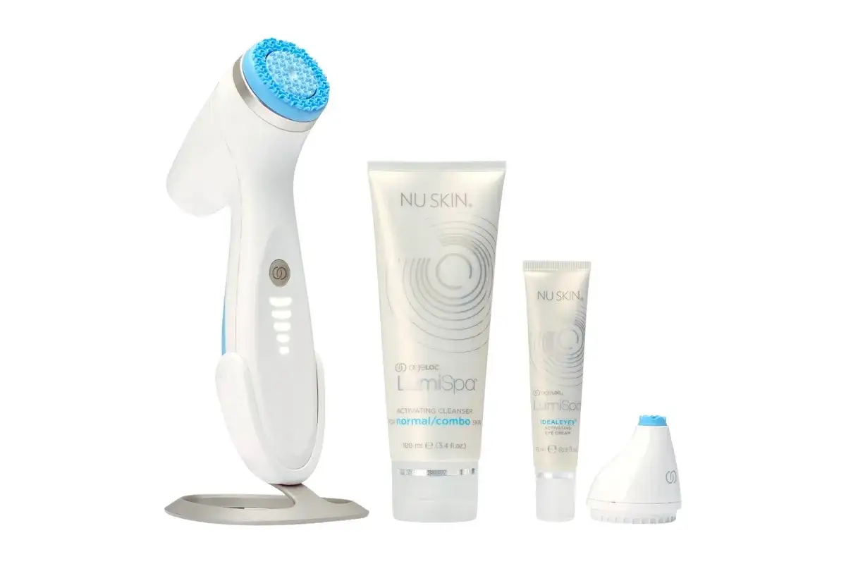 Zestaw do pielęgnacji Nu Skin: urządzenie do oczyszczania twarzy, krem pod oczy i cleanser. Dobre nu skin opinie to podstawa.