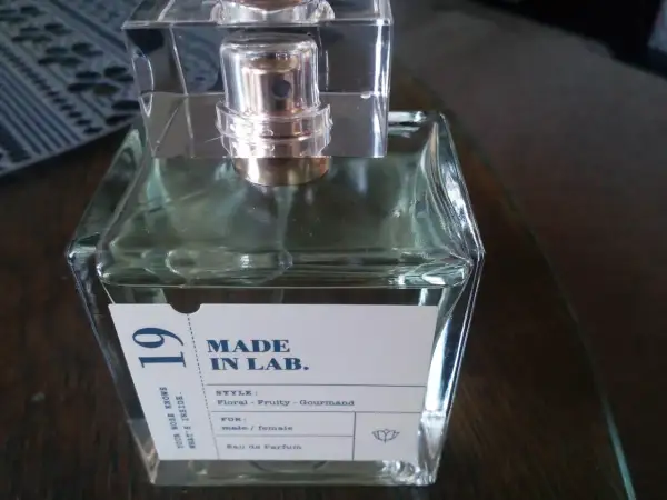 Perfumy MADE IN LAB. 19, odpowiednik o zapachu kwiatowo-owocowo-gourmand, dla kobiet i mężczyzn.