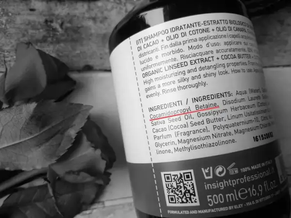 Składniki szamponu: Cocamidopropyl Betaine, olej z nasion konopi, masło kakaowe, linolenian metylu. Bez methylisothiazolinone.