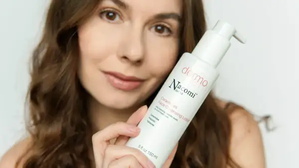 Kobieta prezentuje balsam do twarzy Nacomi. Jej pozytywne nacomi opinie podkreślają skuteczność produktu.