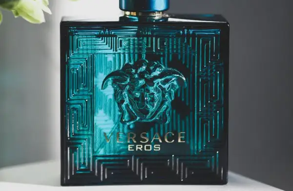 Elegancka butelka Versace Eros, symbol najlepszych męskich perfum. Intensywny, turkusowy kolor i złote detale.