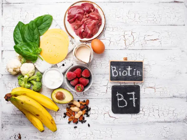 Biotyna (B7) i jej źródła: wątróbka, jajka, orzechy, owoce. Choć rzadko, mogą wystąpić biotyna skutki uboczne.