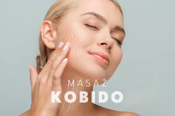 Kobieta z zamkniętymi oczami odczuwa delikatny dotyk podczas masażu twarzy. Graficzne linie wskazują kierunek liftingu. Masaż Kobido, znany z naturalnych efektów, nie powoduje skutków ubocznych.