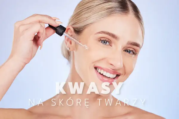 Kobieta aplikuje kroplę serum z kwasami na twarz. Skóra promienieje zdrowiem.