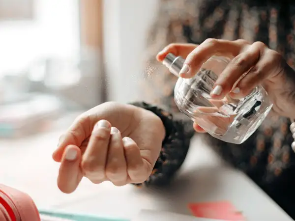 Dłoń rozpyla perfumy na nadgarstek. Szukasz najbardziej trwałych perfum damskich? Ten flakonik to początek Twojej zapachowej przygody.