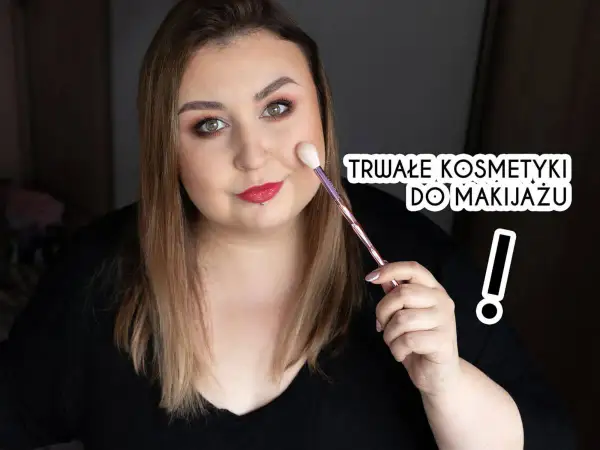 Kobieta z makijażem krok po kroku, trzymająca pędzel. Tekst: "Trwałe kosmetyki do makijażu".