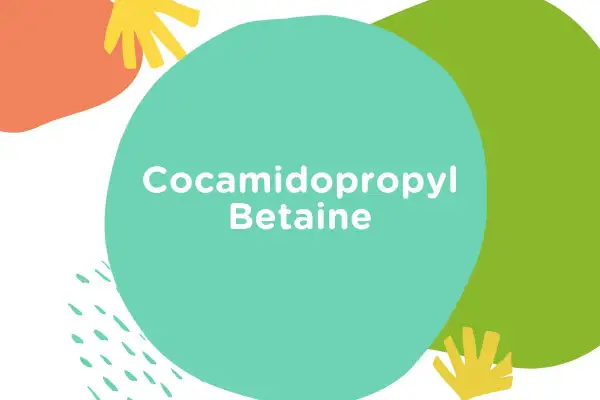 Kolorowe kształty i tekst "Cocamidopropyl Betaine". Ten składnik jest łagodny i często używany w kosmetykach.