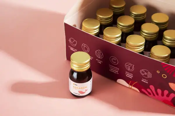 Pudełko z ampułkami kolagenu rybiego. Zastanawiasz się, jaki kolagen wybrać na zmarszczki? Ten produkt zawiera kolagen rybi VERISOL, witaminę C i ekstrakt z zielonej herbaty.