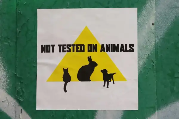 Plakat z napisem "NOT TESTED ON ANIMALS" i sylwetkami zwierząt. Wybieraj kosmetyki nietestowane na zwierzętach.