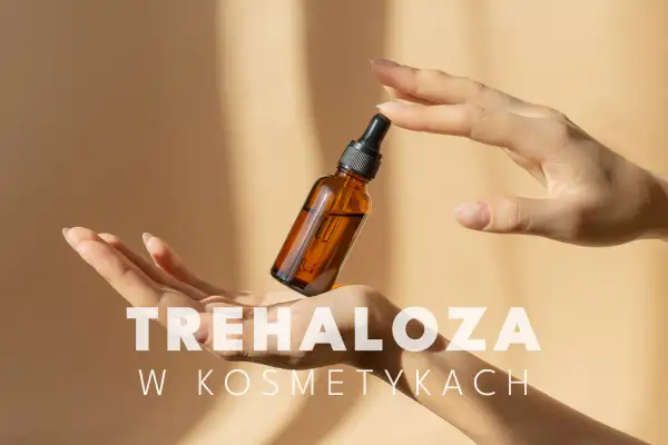 Dwie dłonie trzymają buteleczkę z serum. Tekst "TREHALOZA W KOSMETYKACH" sugeruje, że trehaloza to kluczowy składnik pielęgnacyjny.