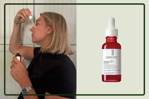 Kobieta aplikuje serum z retinolem. Retinobaza 17000 krem na co pomaga? Wygładza zmarszczki i odnawia skórę.