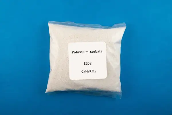 Biały proszek w przezroczystej torebce, oznaczony jako sorbinian potasu (potassium sorbate), E202, C6H7KO2.