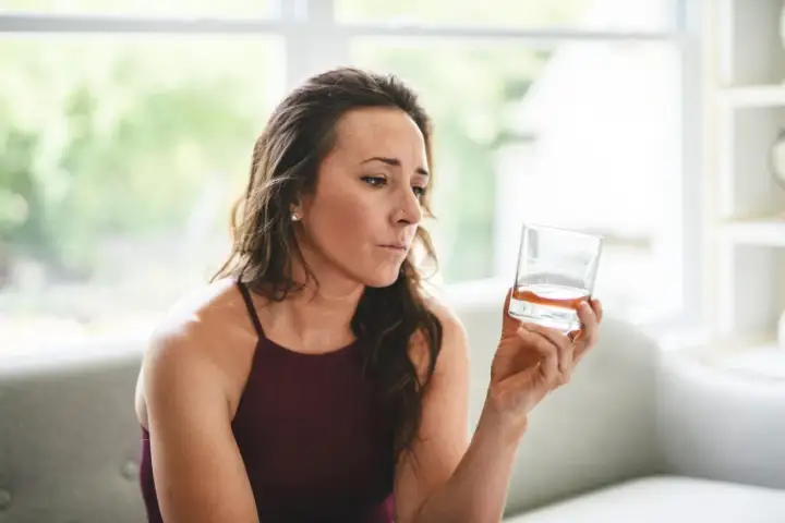 Izotek a alkohol - kiedy można, a kiedy lepiej odpuścić?